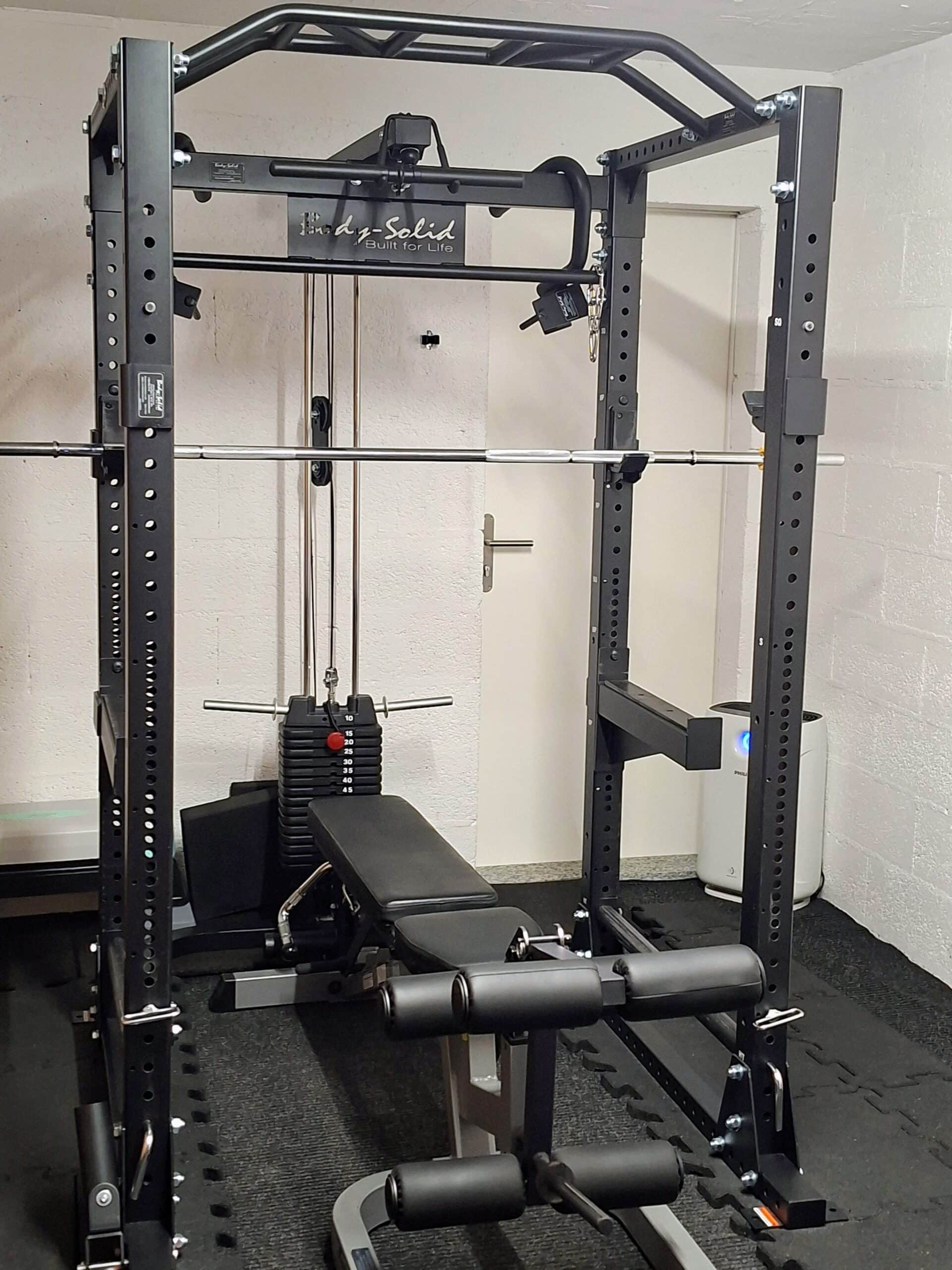 Rack de musculation Body Solid avec banc et poulie, dans la salle d’entraînement de Martigny